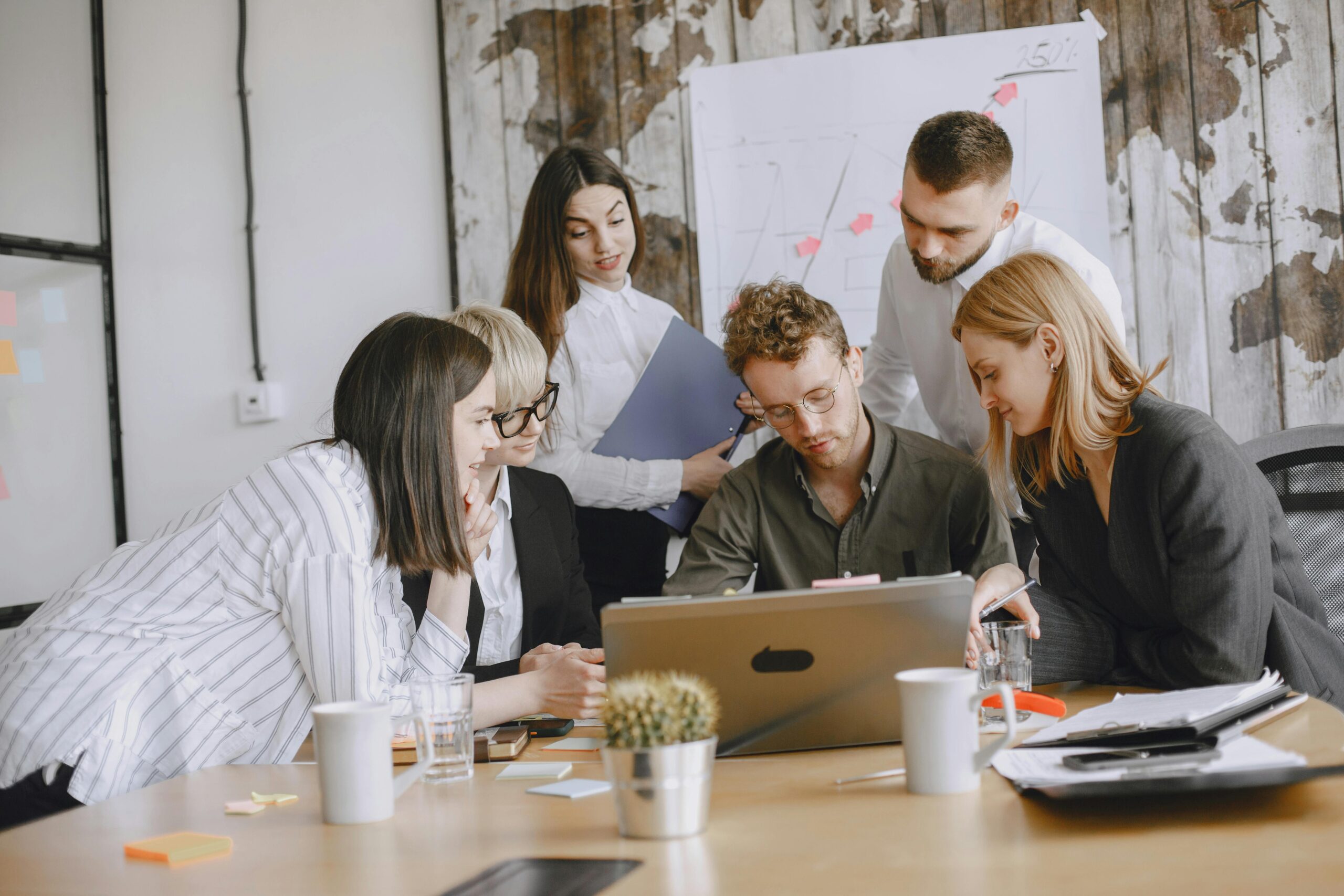 Líder mentor guiando a su equipo en el desarrollo de habilidades blandas e inteligencia emocional.